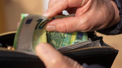 Bargeld im Pflegeheim: Keine extra Kosten für die Verwaltung Bargeld im Pflegeheim: Keine extra Kosten für die Verwaltung