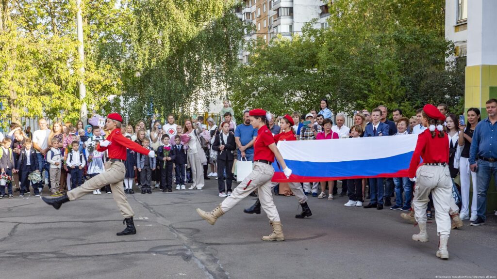 "Für das Vaterland sterben": Propaganda an Russlands Schulen "Für das Vaterland sterben": Propaganda an Russlands Schulen