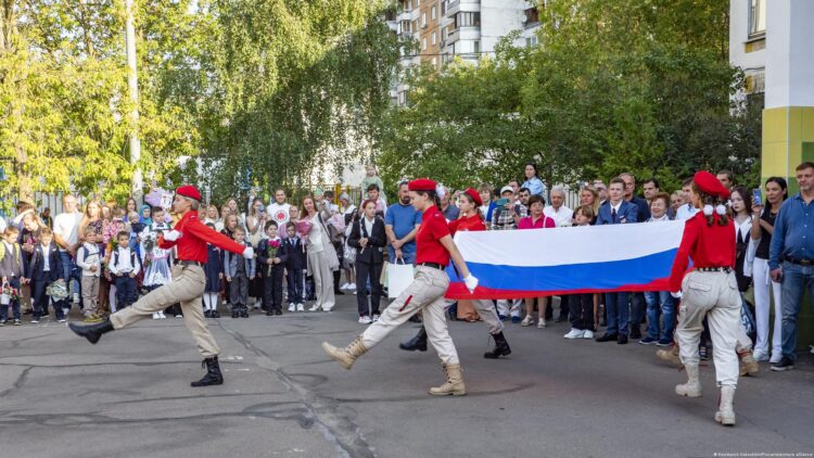 „Für das Vaterland sterben“: Propaganda an Russlands Schulen