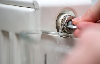 Heizkörper entlüften: So wird Ihre Heizung effizienter und wärmer