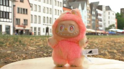 Labubu-Hype auf Social Media: Das macht die durchgeknallten Plüsch-Monster so besonders Labubu-Hype auf Social Media: Das macht die durchgeknallten Plüsch-Monster so besonders