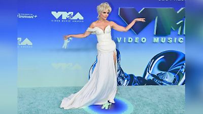 Lisa Rinna ist kaum wiederzuerkennen: Madonna-Hommage bei den VMAs Lisa Rinna ist kaum wiederzuerkennen: Madonna-Hommage bei den VMAs