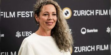 Olivia Colman überrascht in Zürich mit langer grauer Mähne