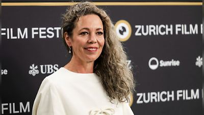 Olivia Colman überrascht in Zürich mit langer grauer Mähne Olivia Colman überrascht in Zürich mit langer grauer Mähne