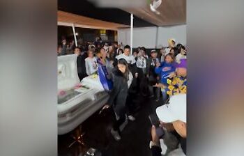 Peru: Am Sarg ihres verstorbenen Mannes! Witwe heizt Gäste mit sexy Tanz ein