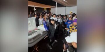 Peru: Am Sarg ihres verstorbenen Mannes! Witwe heizt Gäste mit sexy Tanz ein Peru: Am Sarg ihres verstorbenen Mannes! Witwe heizt Gäste mit sexy Tanz ein