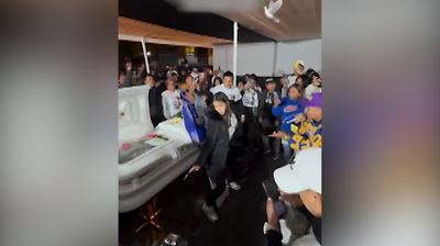 Peru: Am Sarg ihres verstorbenen Mannes! Witwe heizt Gäste mit sexy Tanz ein Peru: Am Sarg ihres verstorbenen Mannes! Witwe heizt Gäste mit sexy Tanz ein