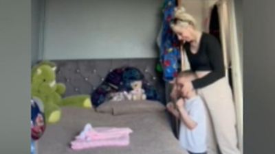 USA: Sohn ist sauer auf Mama, weil er eine Schwester bekommt USA: Sohn ist sauer auf Mama, weil er eine Schwester bekommt